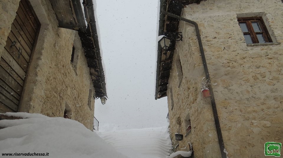 Cartore, i casali con vista di dettaglio della scalinata con neve