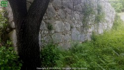 Castelmenardo, mura poligonali alla base del vecchio cimitero