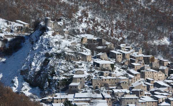 Il Borgo Antico di Corvaro e la Rocca con la neve