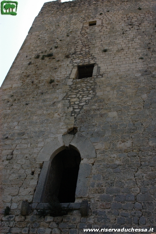 Foto la torre con il portale d'ingresso gotico. Si accedeva al mastio  tramite ponte levatoio.