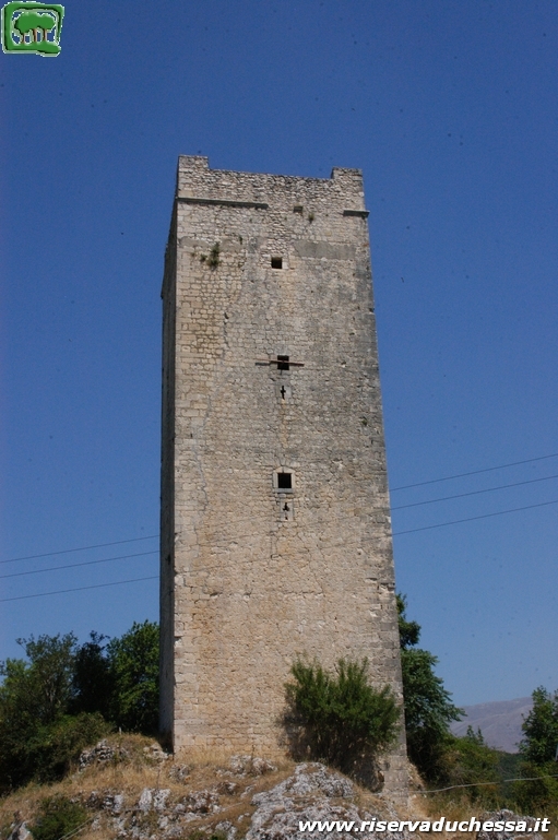 Foto la torre del castello di Torano, a forma quadrangolare e altezza superiore ai 30 metri