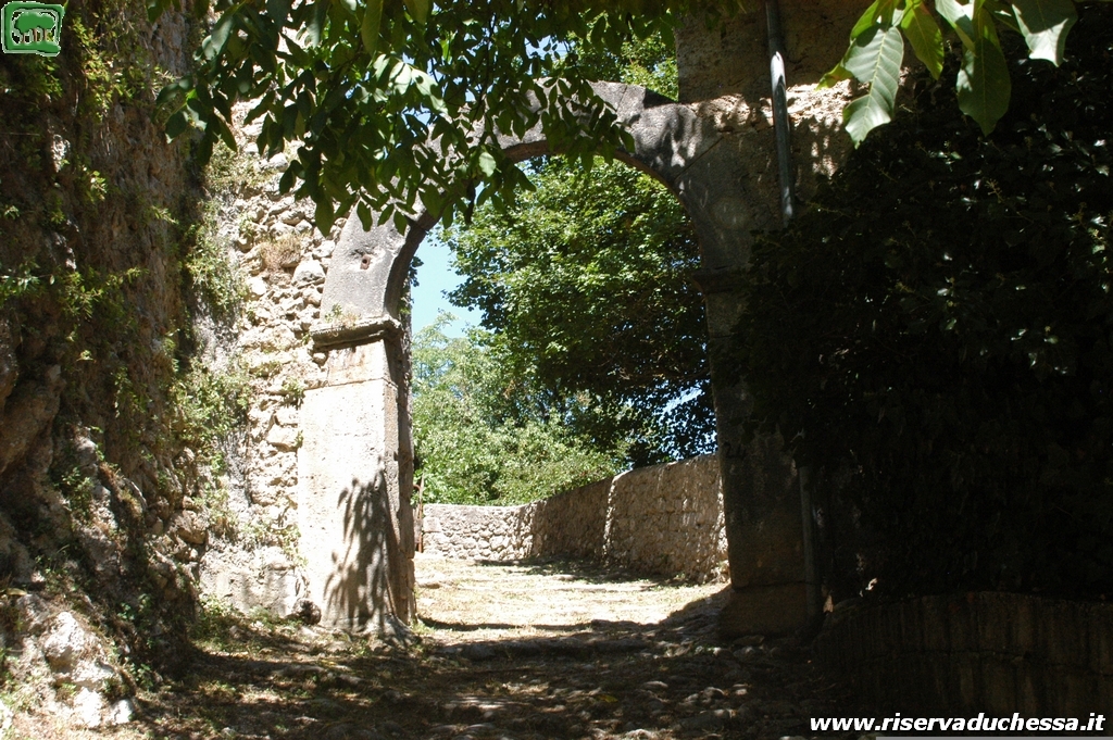Foto Porta d'ingresso al castello di Torano