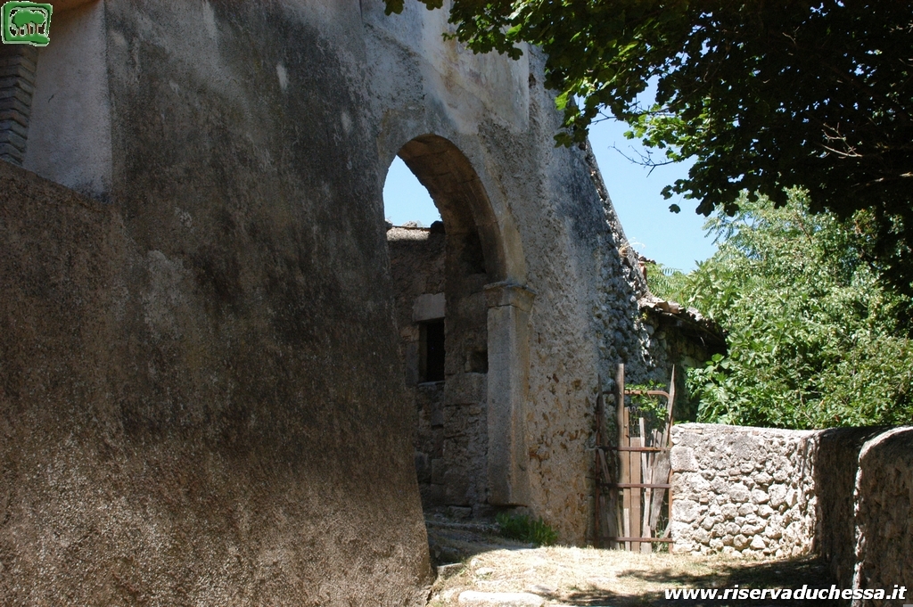 Foto secondo arco della porta d'ingresso al castello di Torano