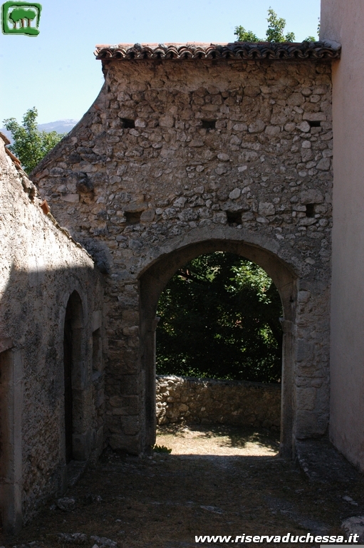 Foto dall'interno il secondo arco della porta d'ingresso al castello di Torano