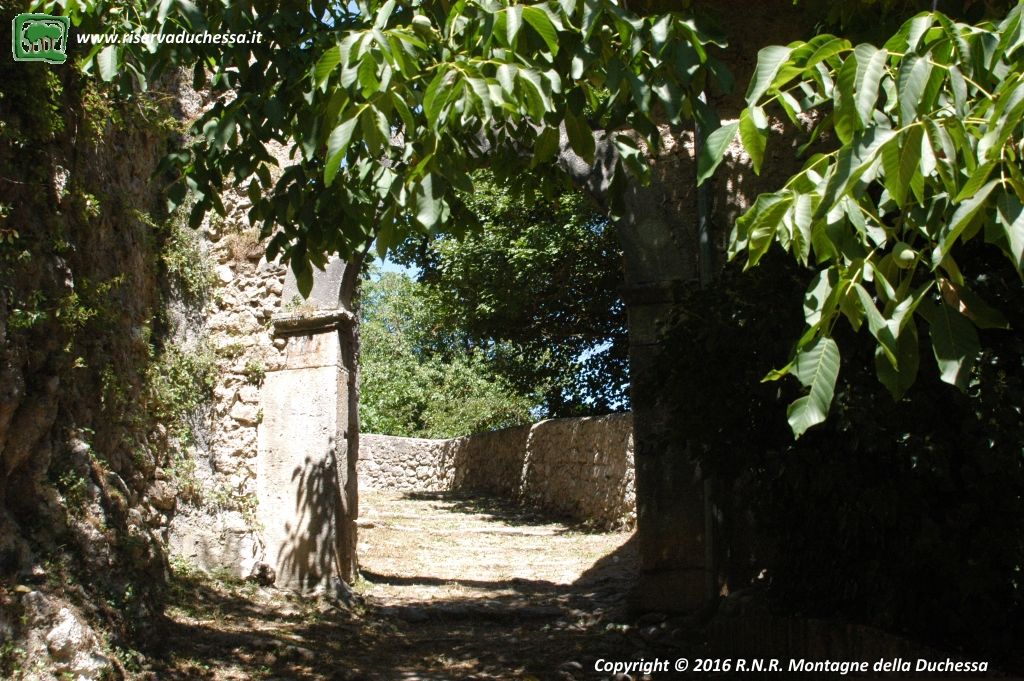 Porta d'ingresso al Castello di Torano