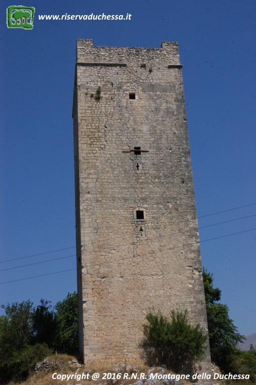 Torre medioevale a pianta quadrata