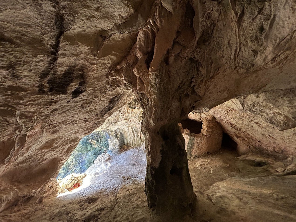 Interno della grotta dell'Eremo di San Costanzo