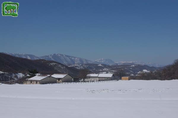 I casali in inverno, sguardo da sud - est con sullo sfondo i monti cicolani