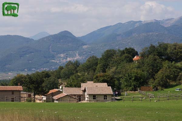 11. Il panorama apprezzabile da Cartore, in foto, sullo sfondo, Santo Stefano di Corvaro