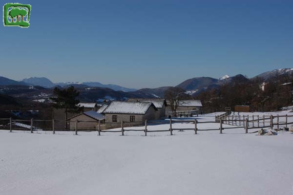 17. I Casali di Cartore in inverno con la neve, panoramica sud - orientale
