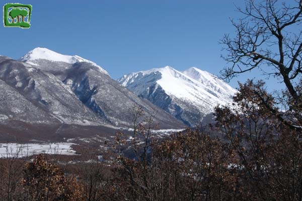 14. Inverno, le cime innevate del massiccio Duchessa-Velino fanno da sfondo a Cartore