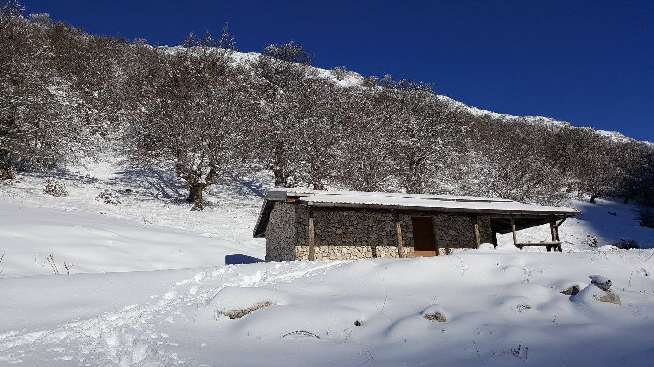 Il rifugio Gigi Panei con la neve Il rifugio Gigi Panei con la neve