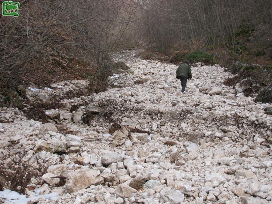 Foto la strada di  Valle amara dopo la piena del torrente
