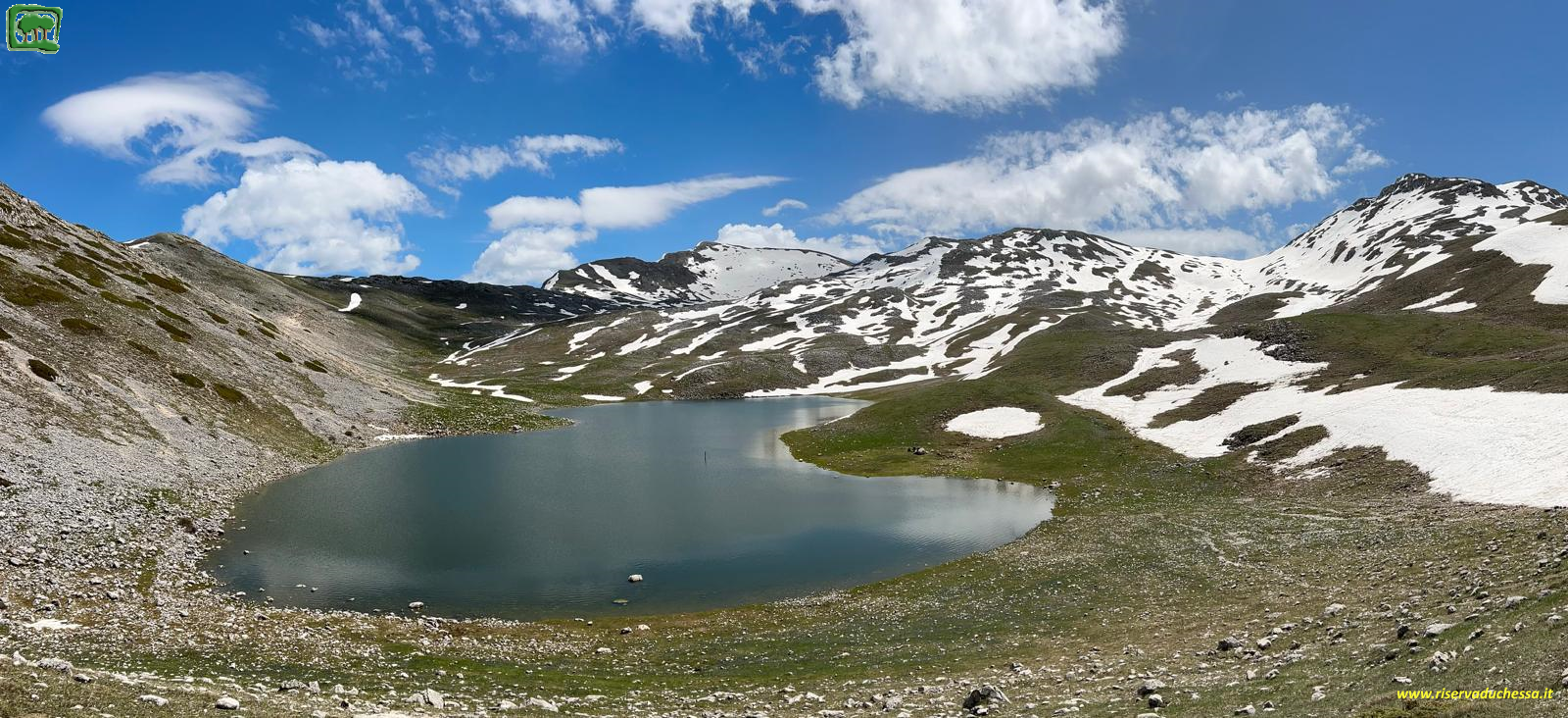 Lago della Duchessa con neve sulle cime a fine aprile nella Riserva Naturale Montagne della Duchessa